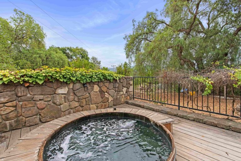 Read more about the article The Ultimate Ojai Hot Tub Experience: Rentals with Private Redwood Spas and Mountain Views