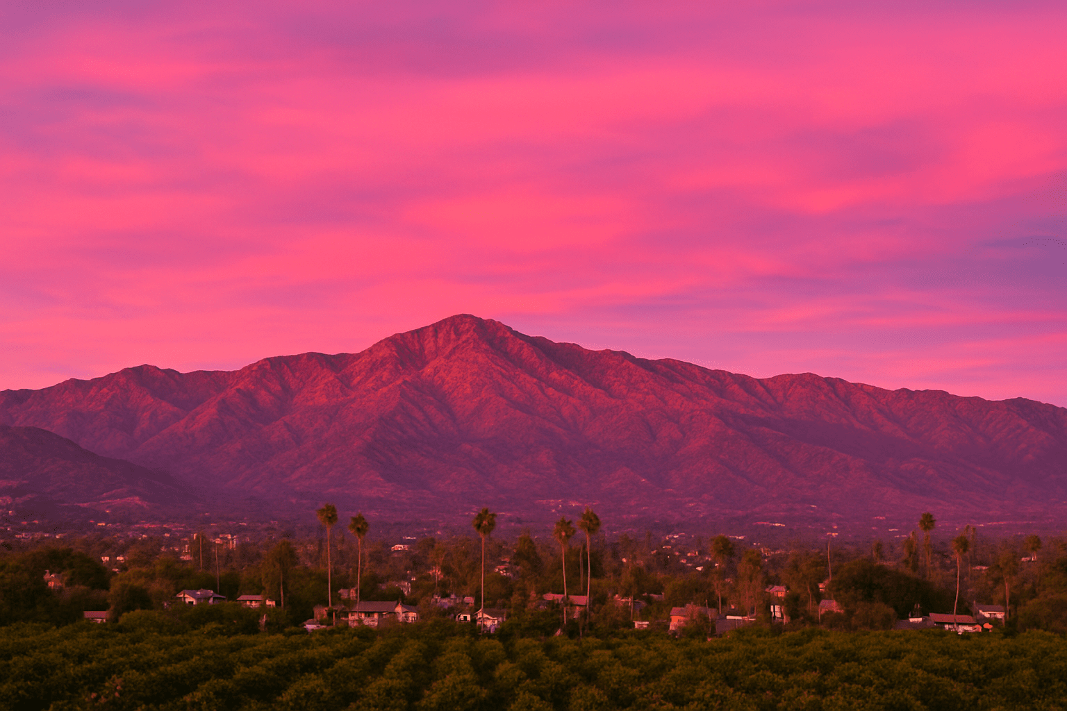 You are currently viewing Ojai’s Famous Pink Moment: The Best Private Views in the East End